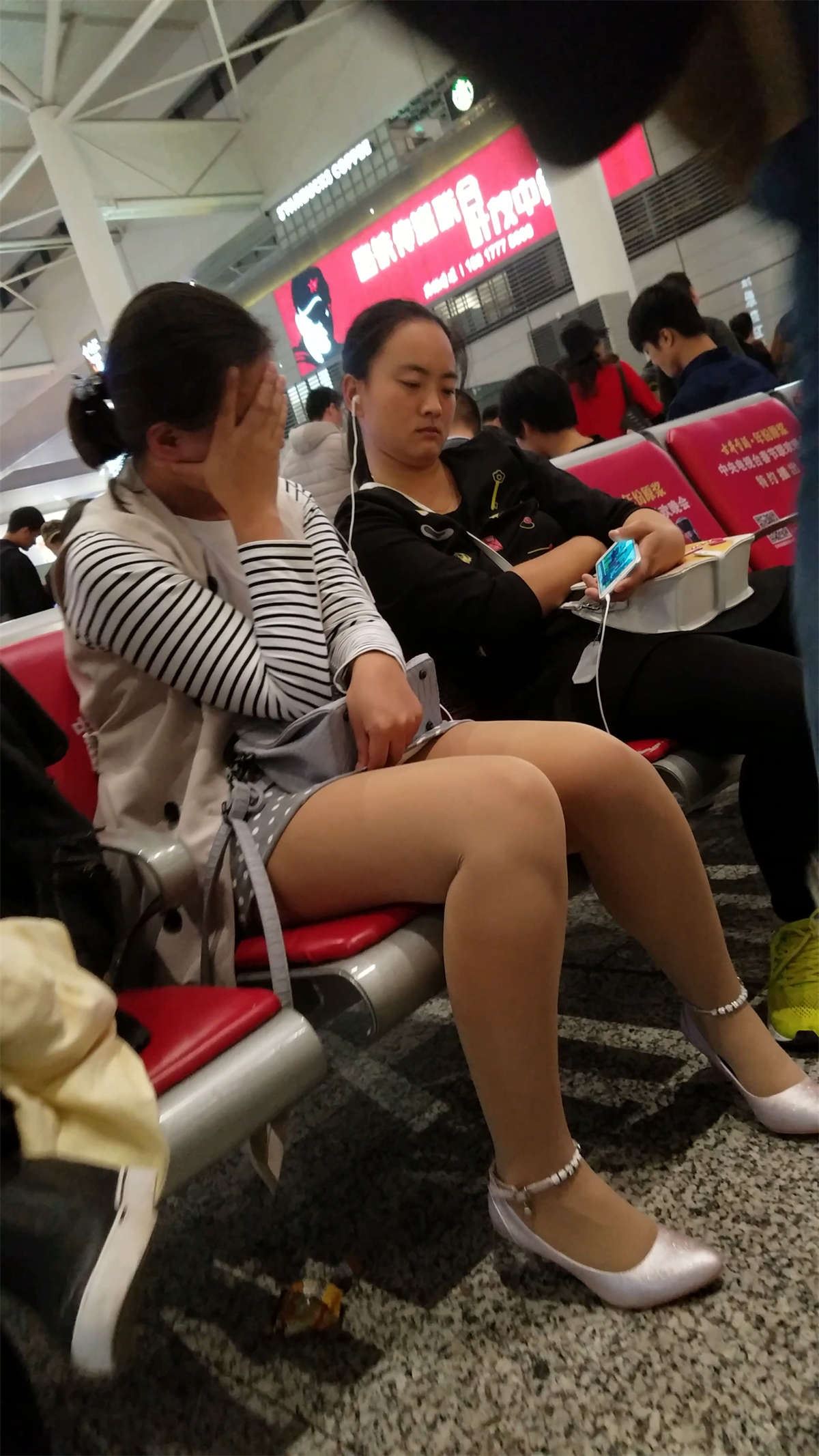 车站灰色圆点包臀短裙肉色丝袜极品美腿少妇