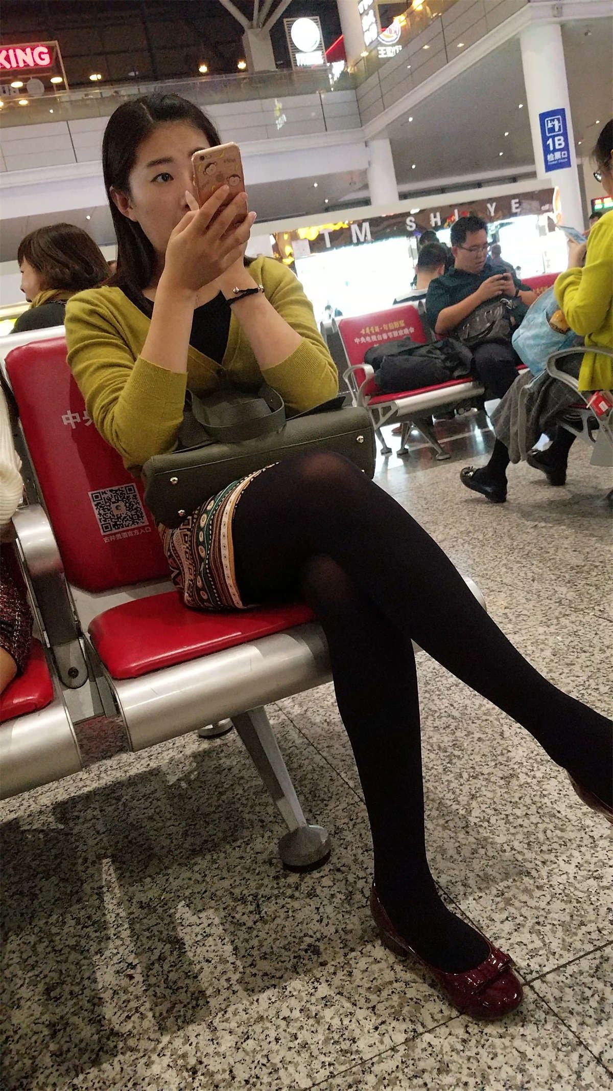 车站花纹包臀裙黑色丝袜红色皮鞋漂亮女神