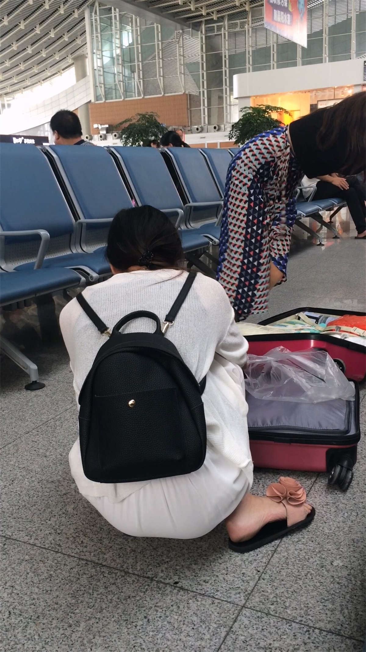 车站白色纱裙美眉若隐若现