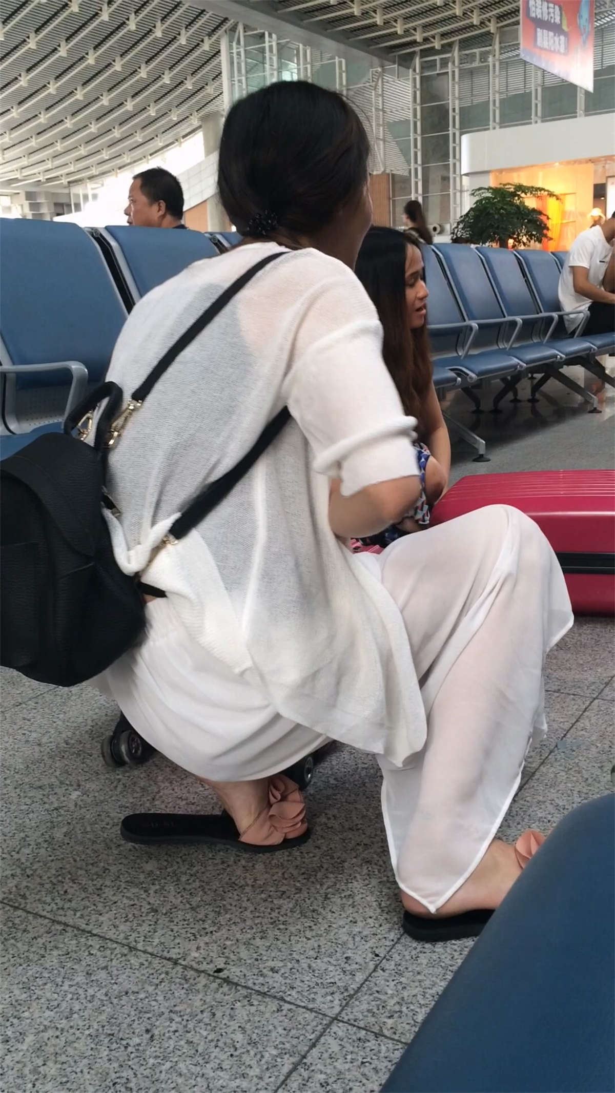 车站白色纱裙美眉若隐若现