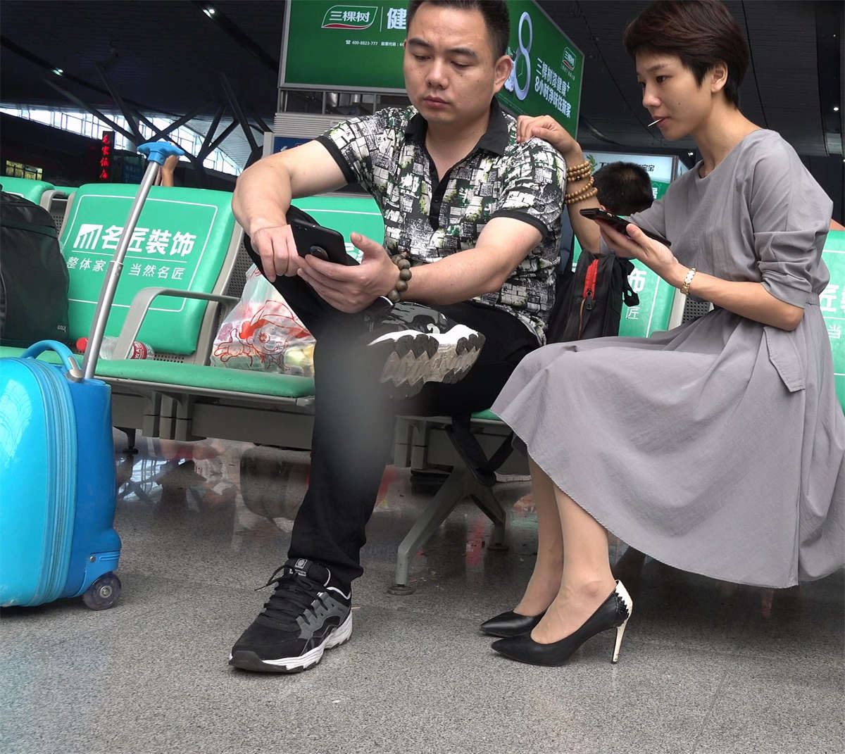 干练的短发女子