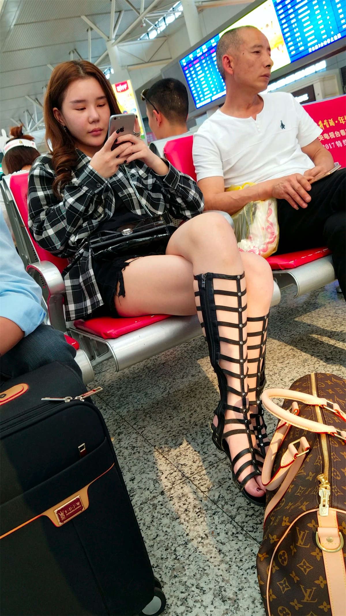 格子衬衫黑色街拍热裤美腿