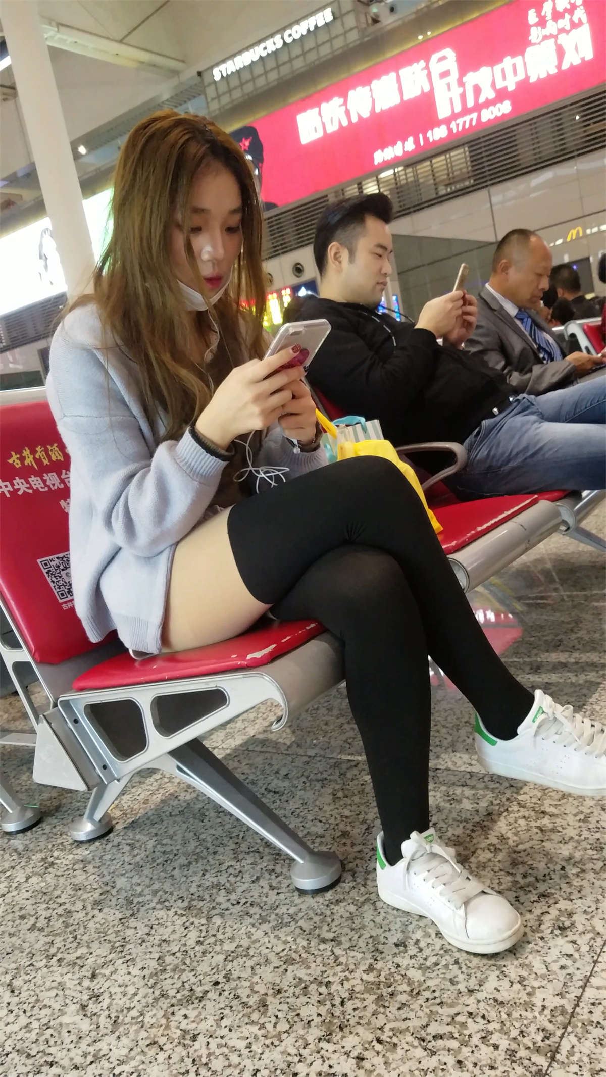 车站等车的黑色丝袜金发漂亮美女性感长腿