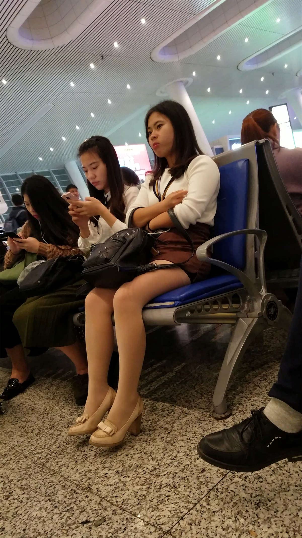 车站候车的极品女神褐色短裙肉色丝袜漏袜根
