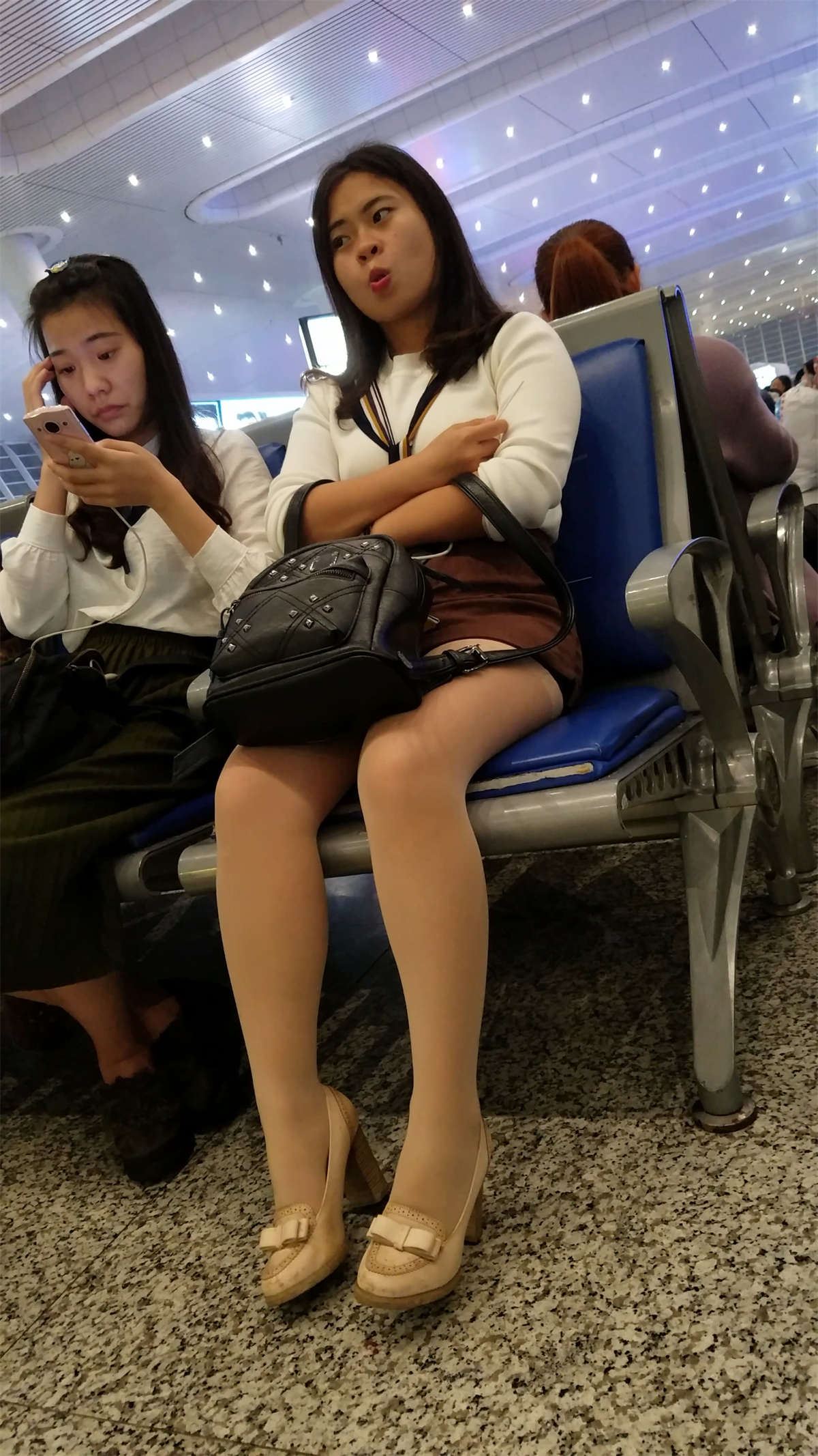 车站候车的极品女神褐色短裙肉色丝袜漏袜根