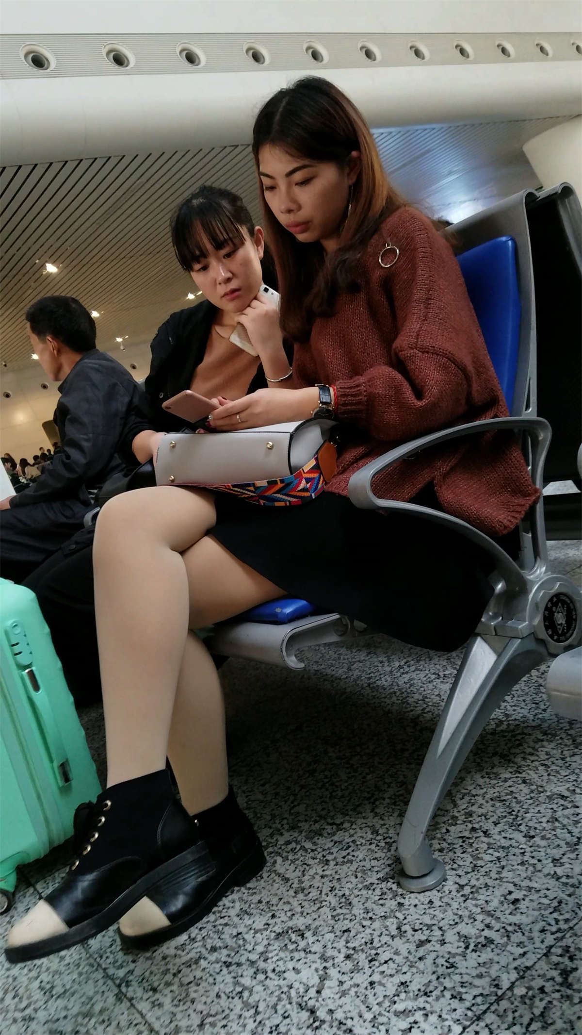 候车的肉色丝袜美眉嘴唇诱惑