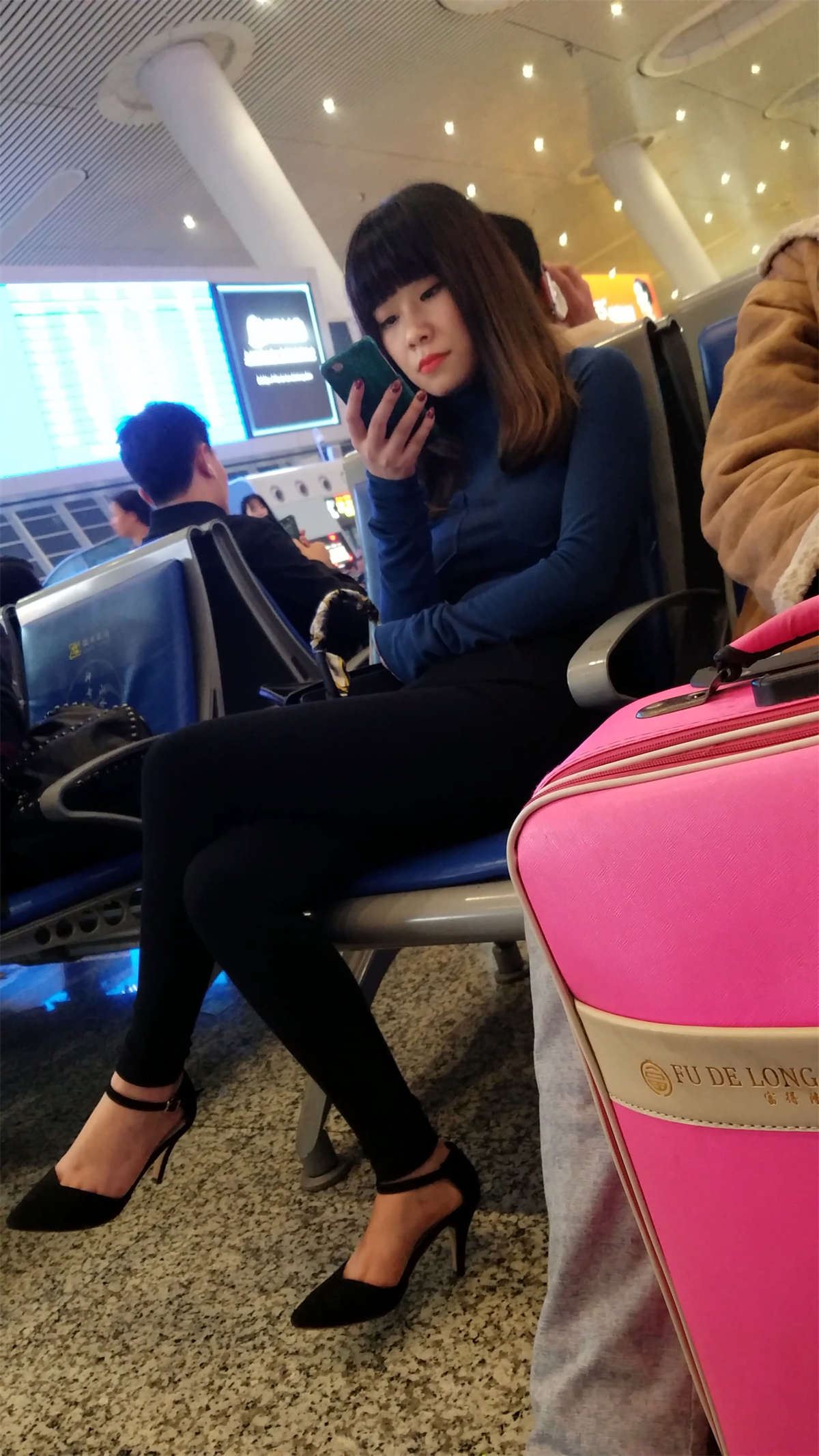 黑色尖角高跟黑色紧身铅笔裤美少妇极品纤细美腿