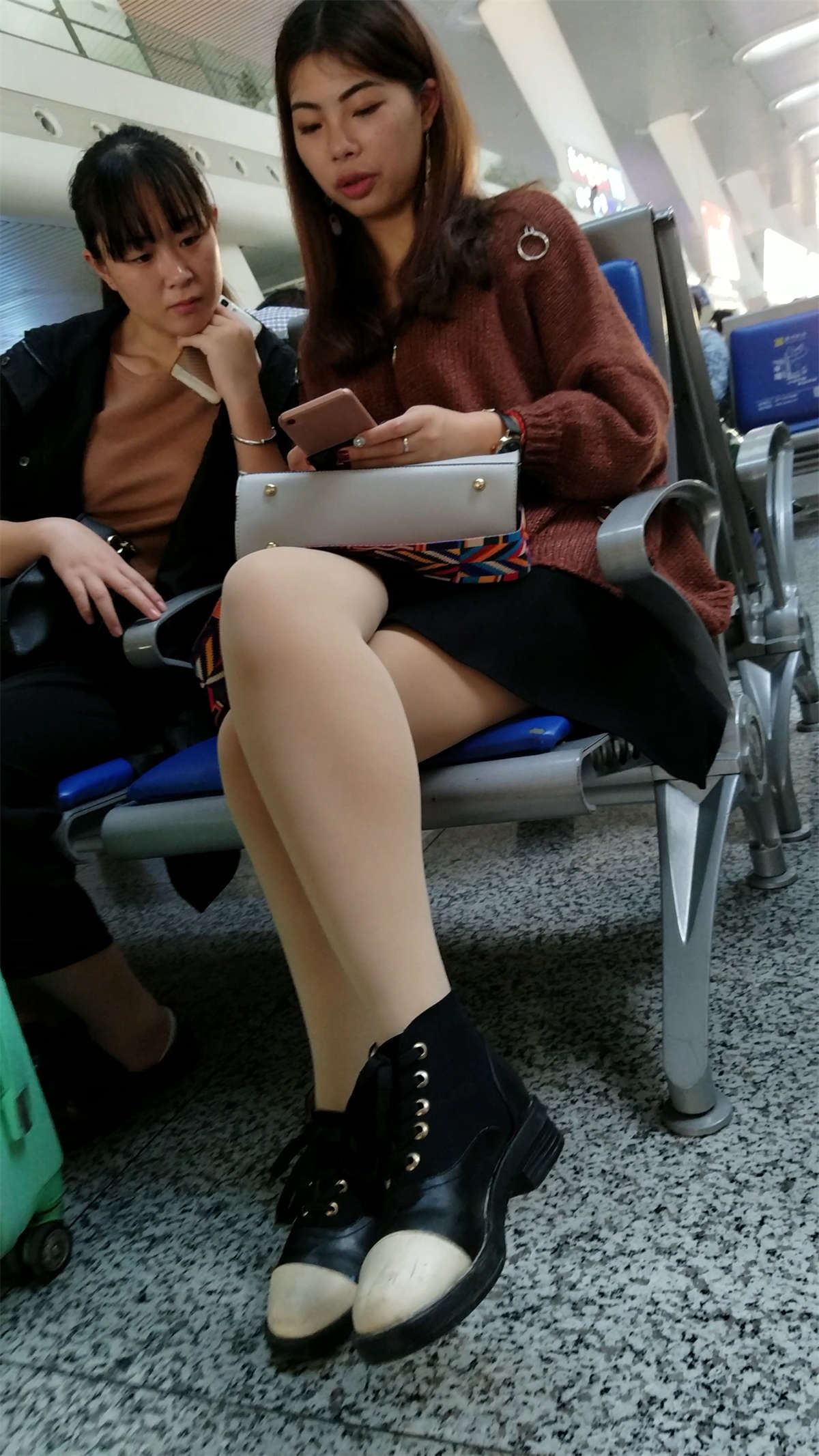候车的肉色丝袜美眉嘴唇诱惑