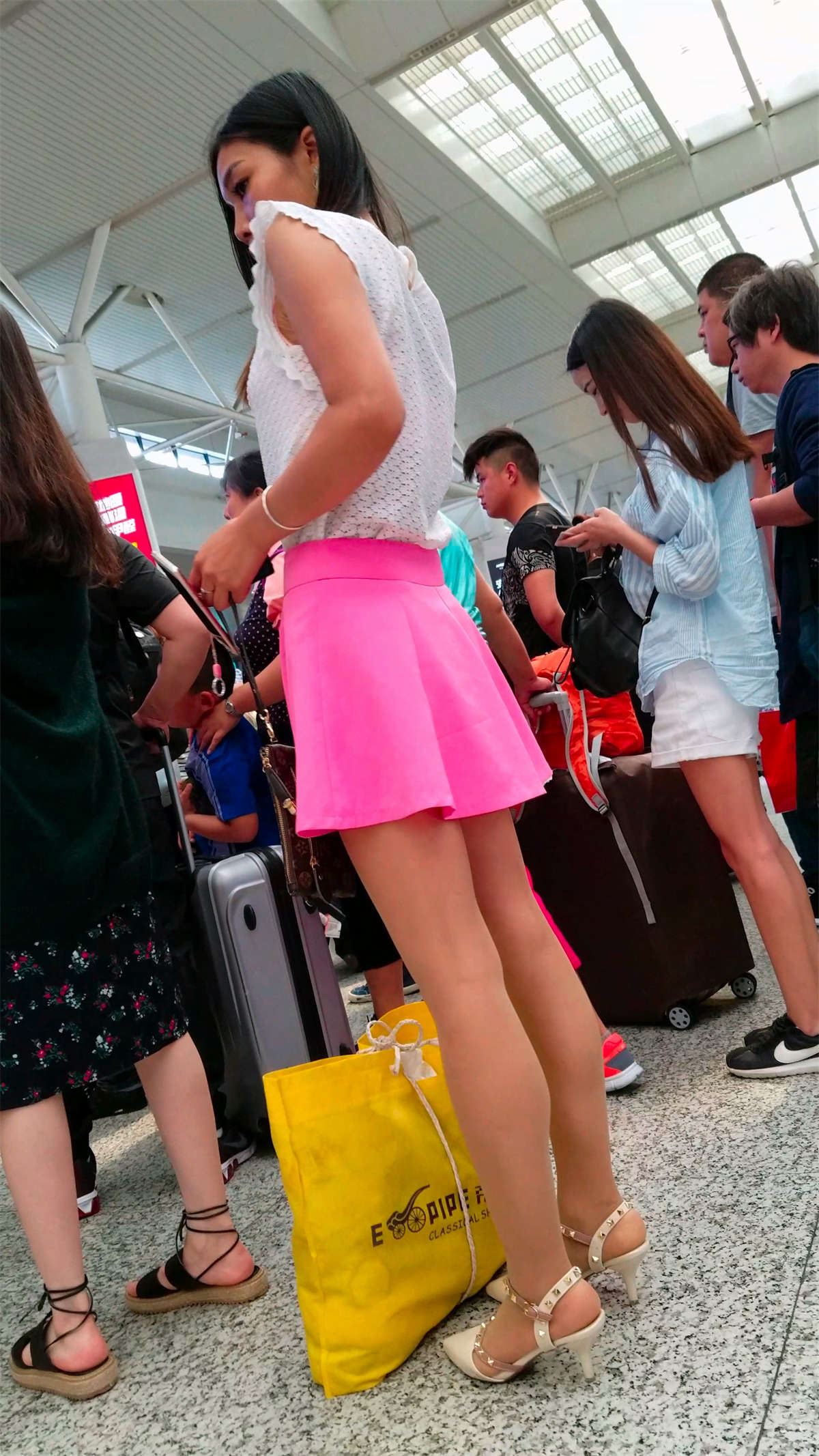 粉红色短裙丝足美脚高跟美女