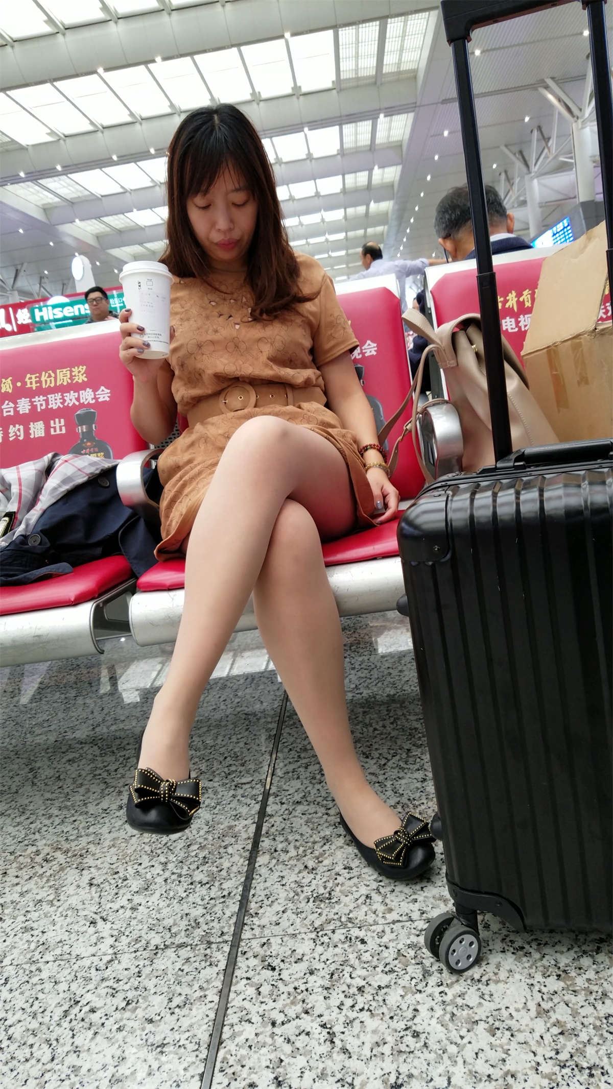 等车的连衣裙肉丝黑色皮鞋少妇