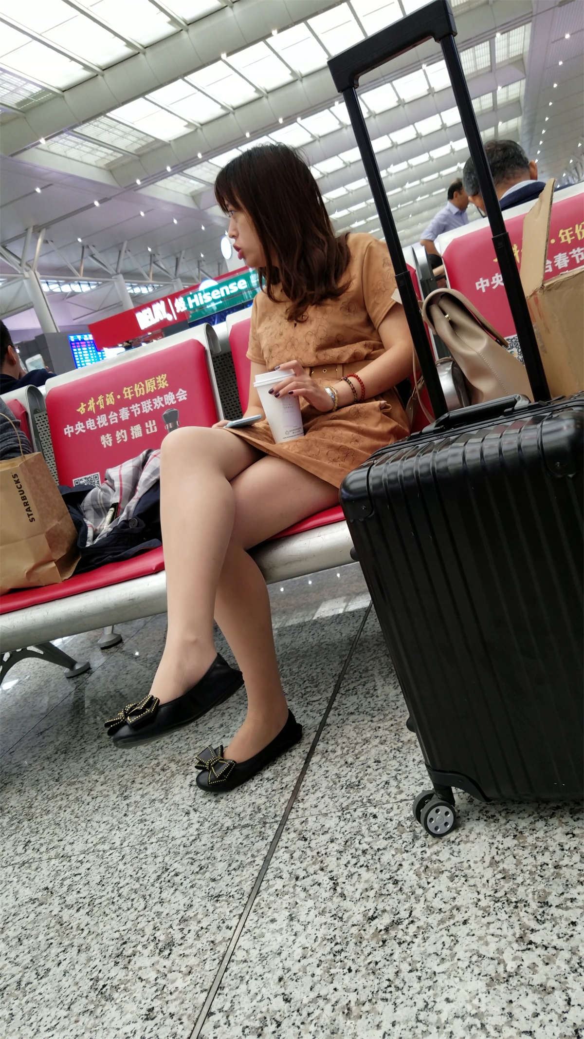 等车的连衣裙肉丝黑色皮鞋少妇