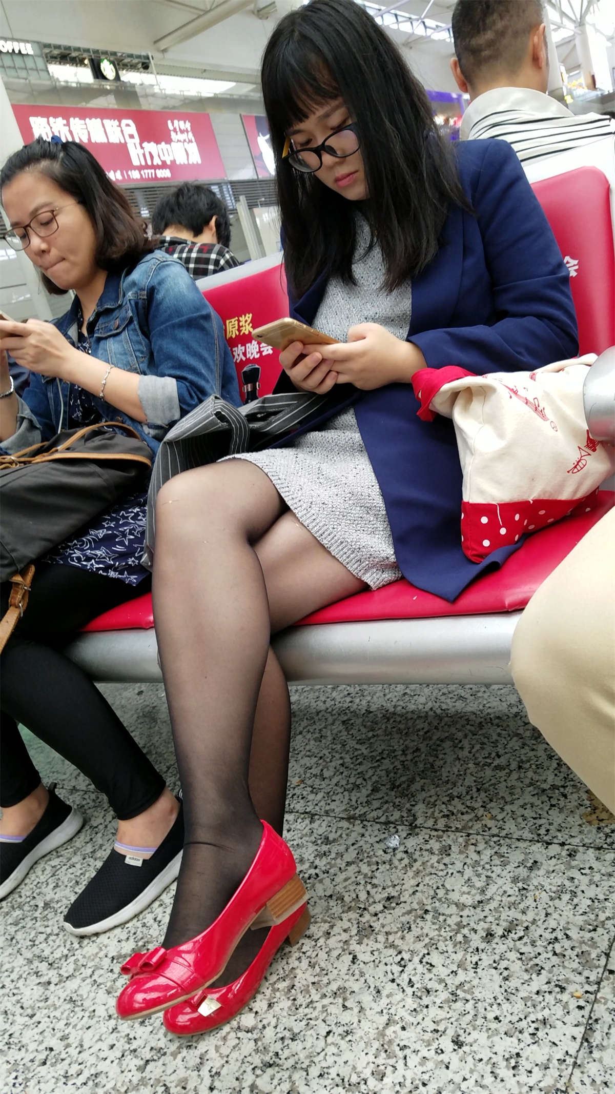 地铁黑色丝袜红色高跟鞋丰满美少妇