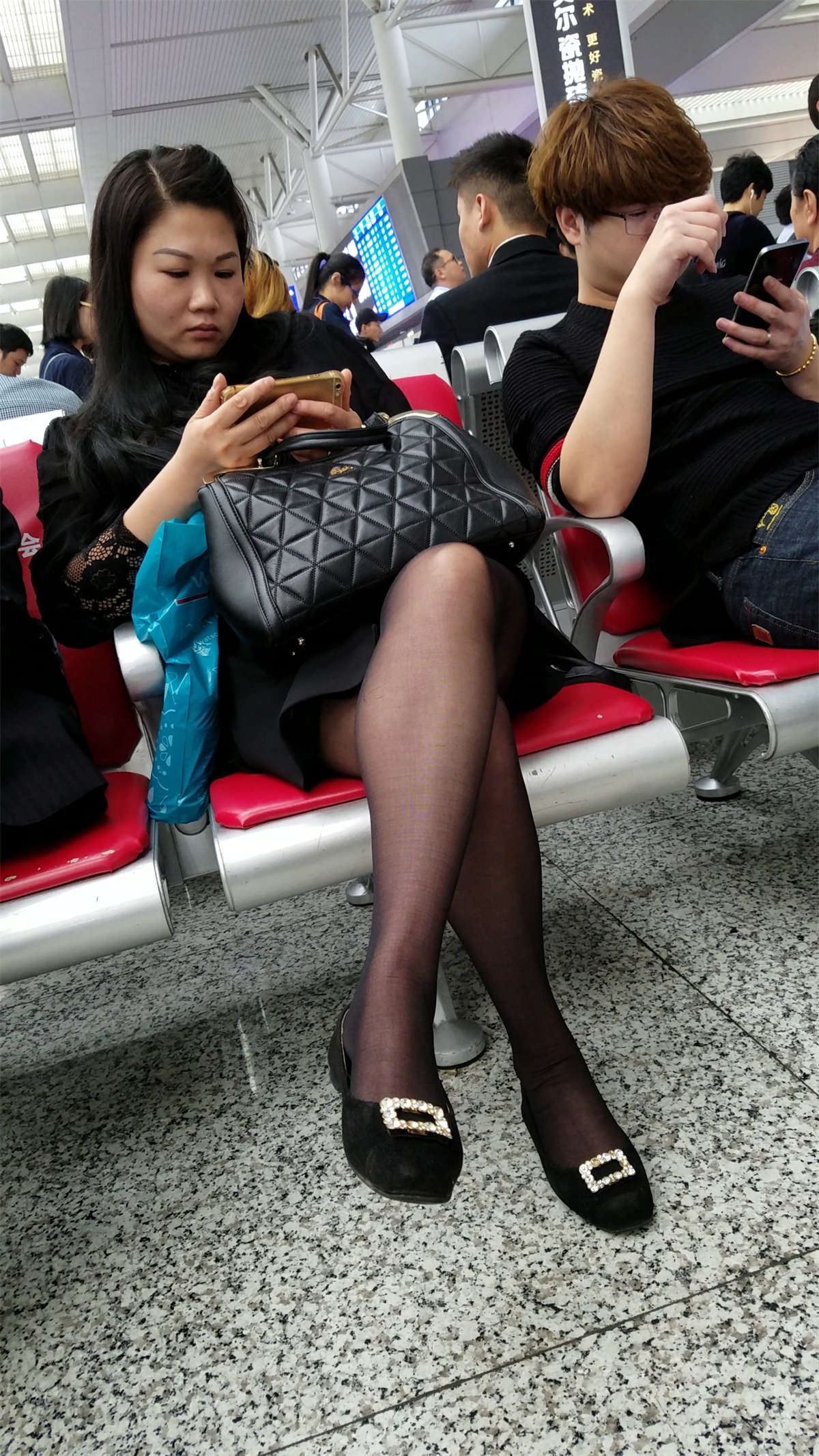 车站等车的丰满少妇黑色外套黑丝黑色皮鞋