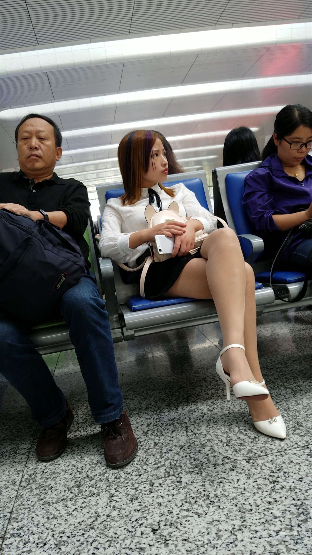 高铁站等车的黑色短裙肉丝白色尖头高跟美少妇