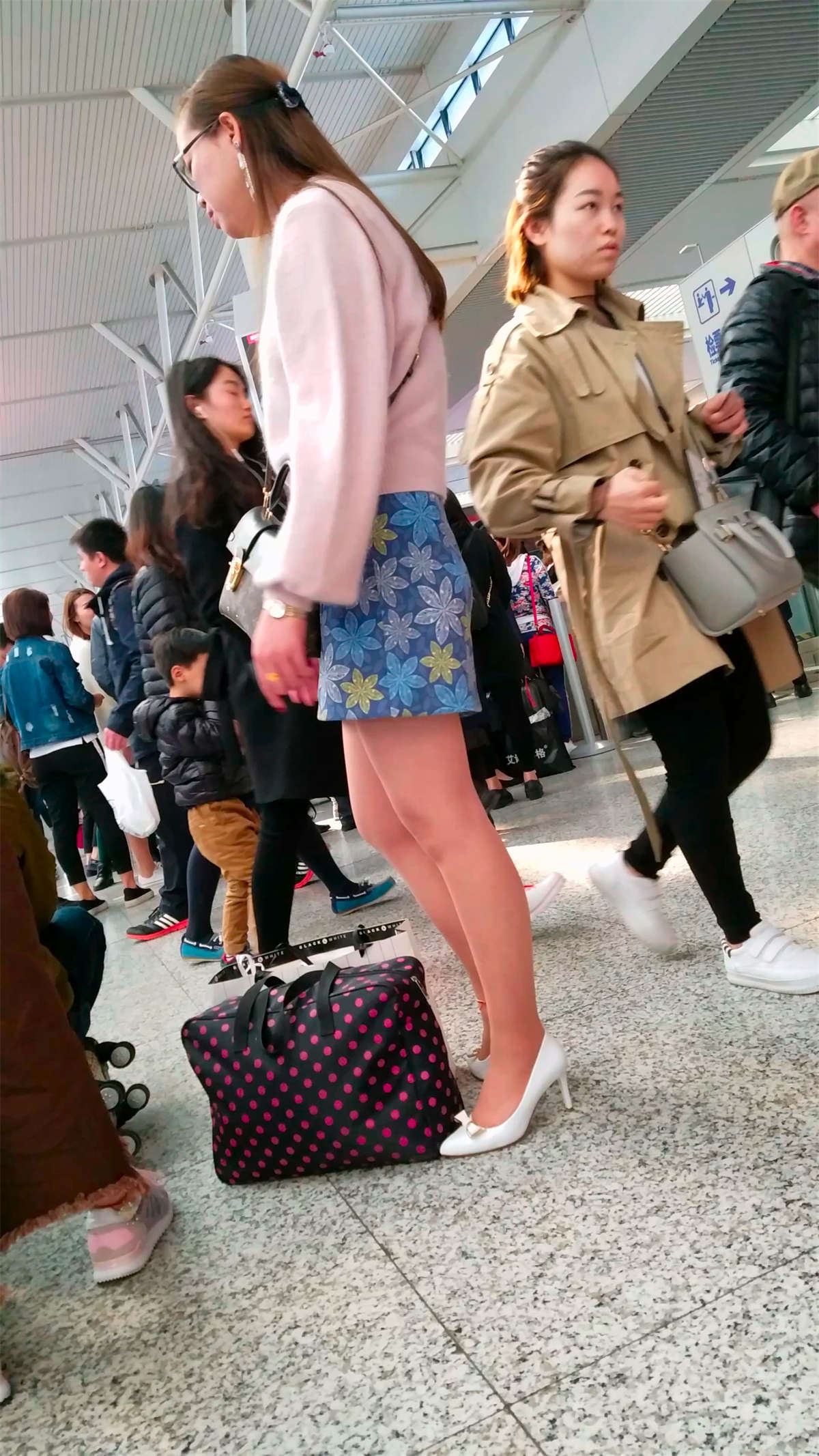 花短裙薄丝高跟美腿少妇