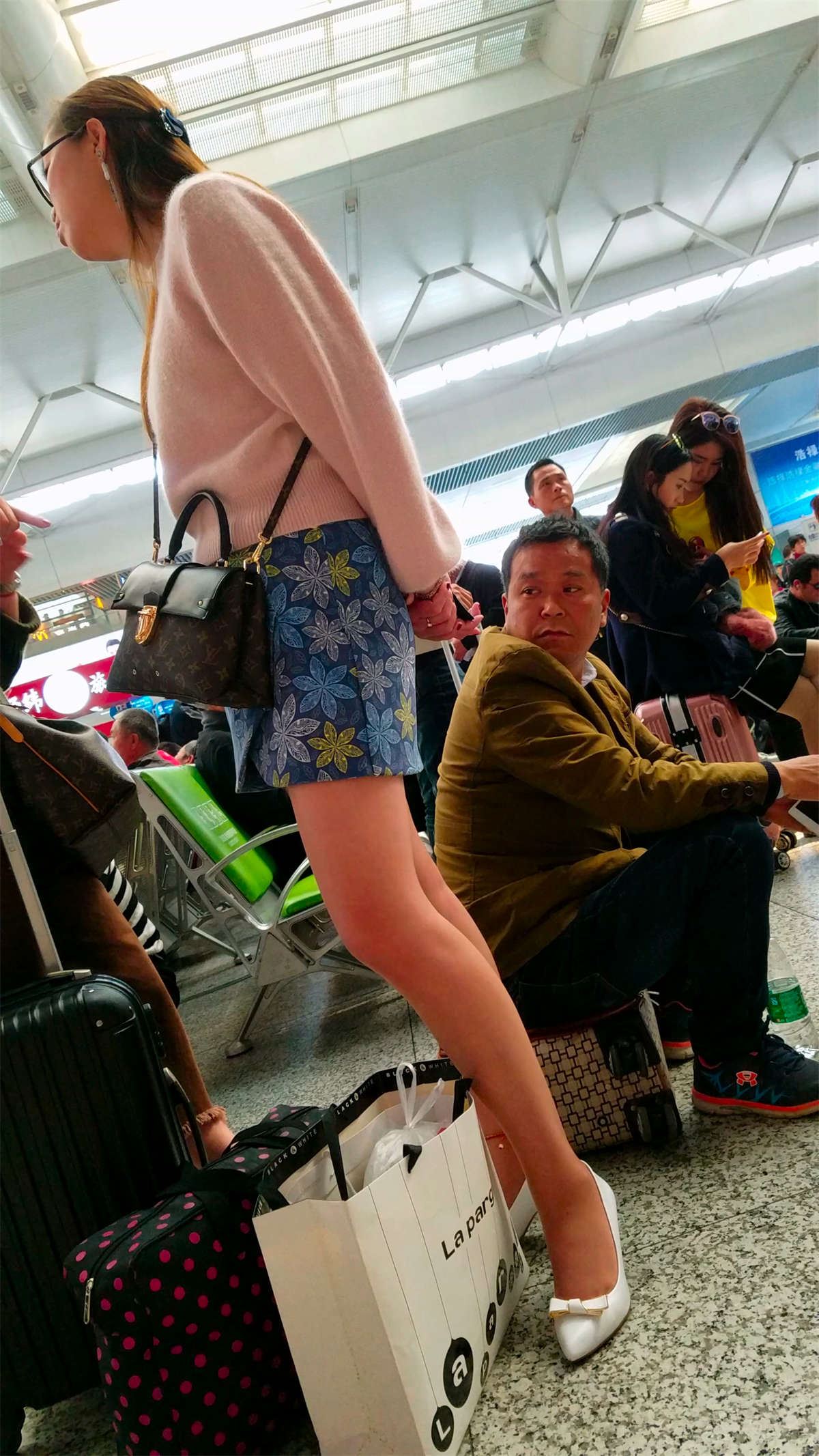 花短裙薄丝高跟美腿少妇
