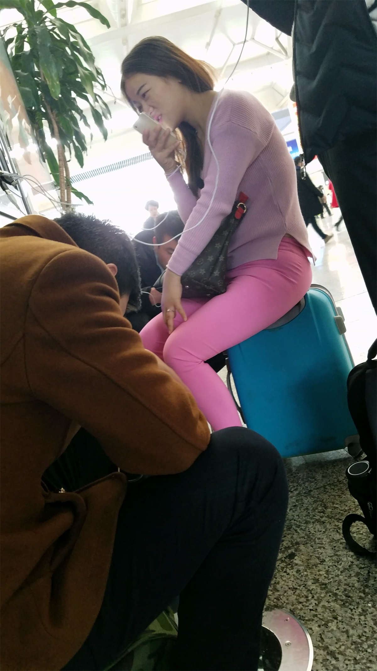 高铁站跟拍粉色紧裤饱满圆润大屁股长发少妇