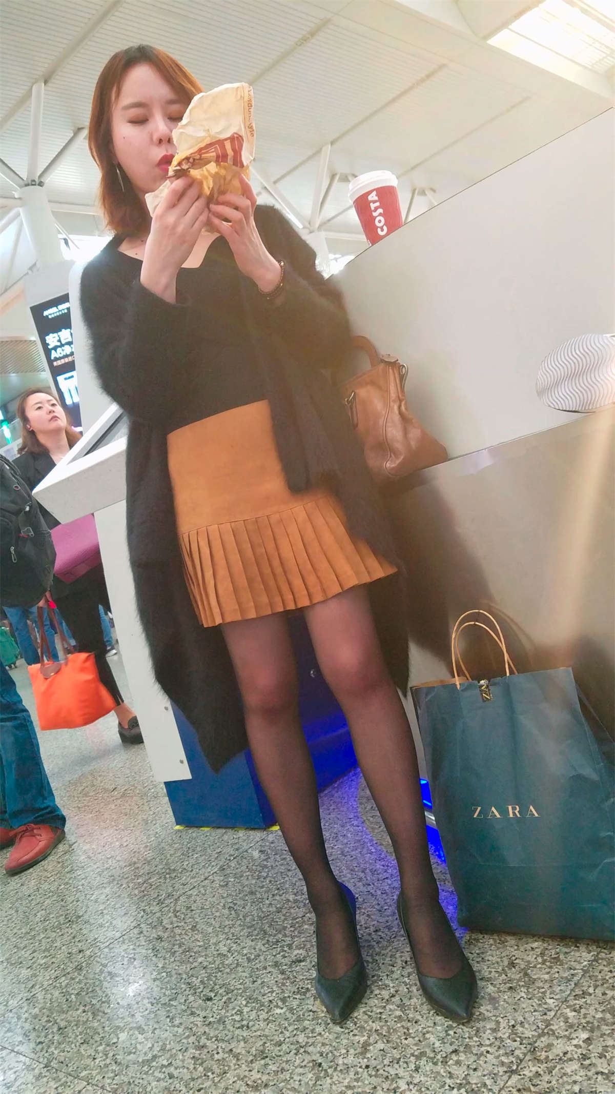 黑丝高跟鞋美女吃东西