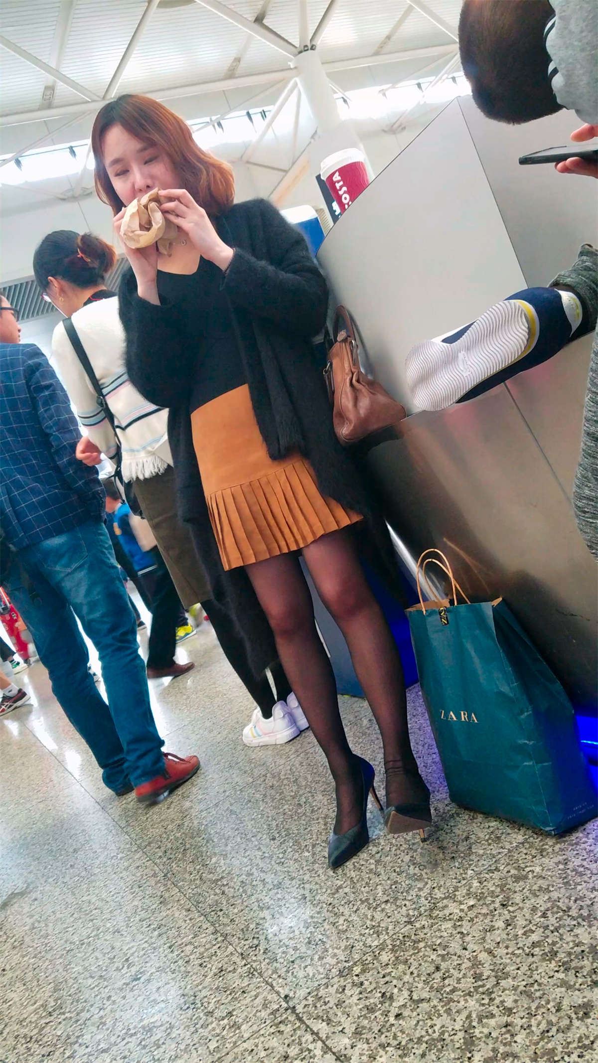 黑丝高跟鞋美女吃东西