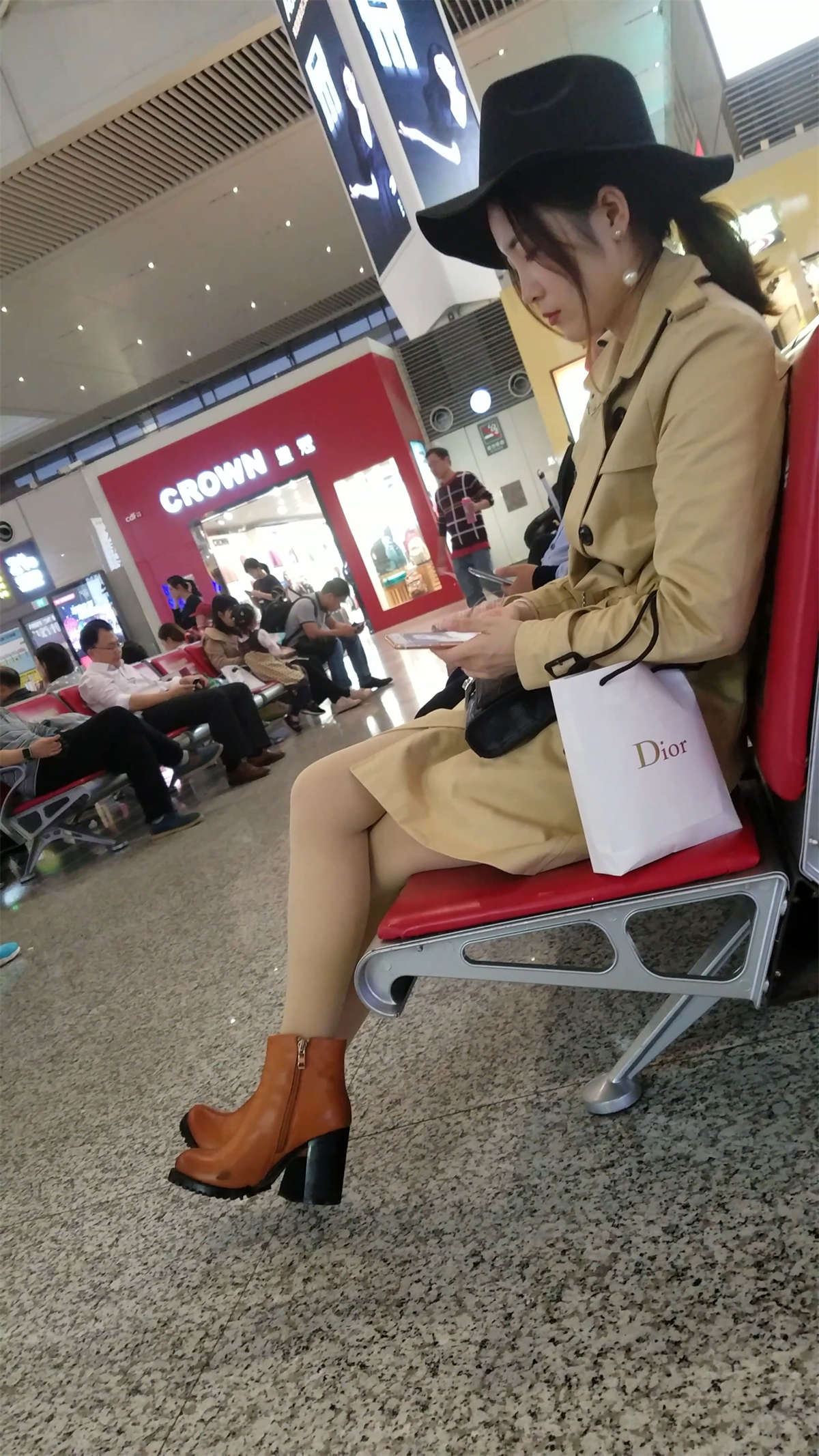 车站等车的肉色丝袜美腿极品漂亮女神