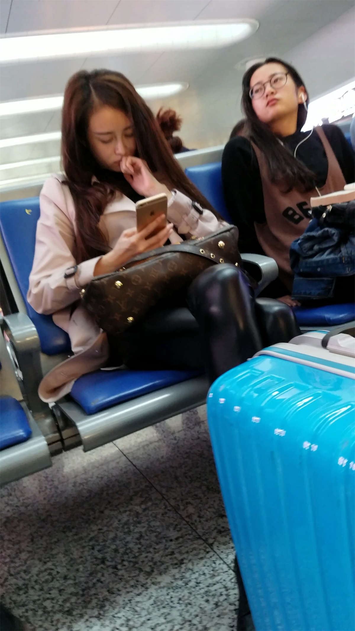 候车室黑色紧身皮裤长发美少妇