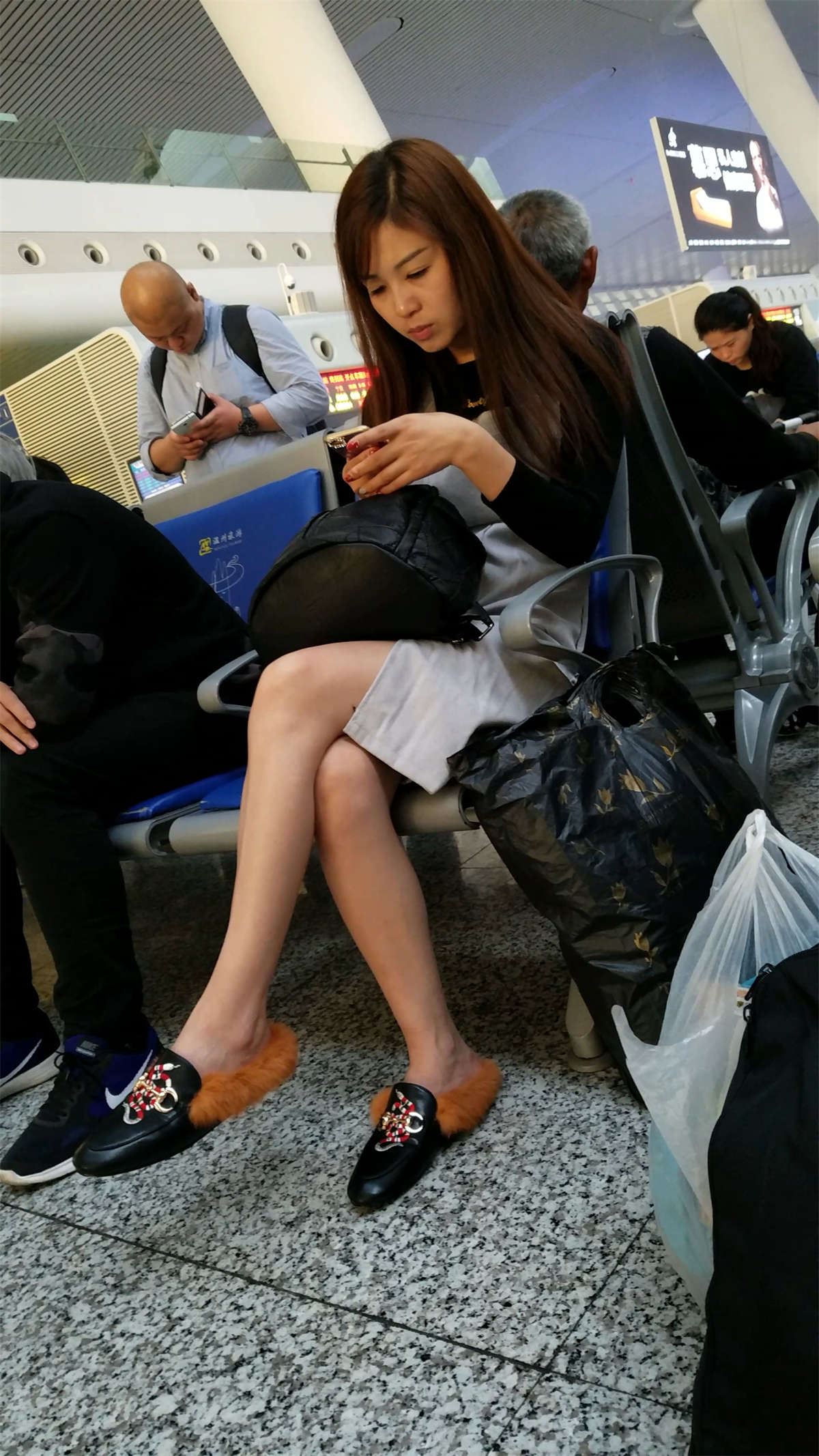 车站候车室灰色连衣裙长发美女白皙裸腿