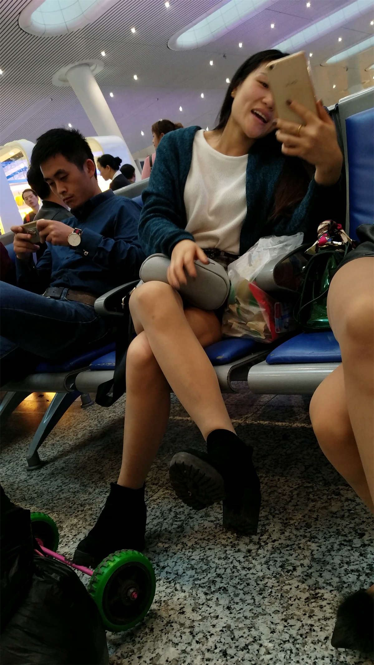 高铁站候车的肉色丝袜长发少妇白皙美腿