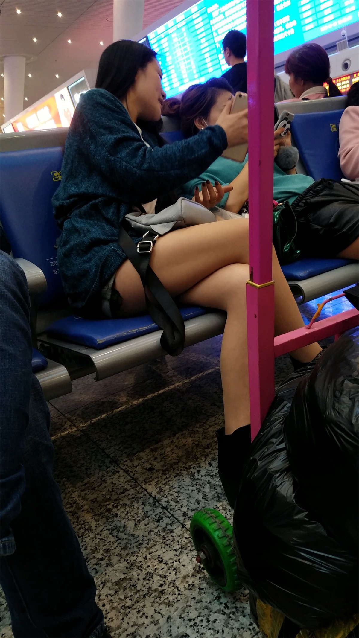 高铁站候车的肉色丝袜长发少妇白皙美腿