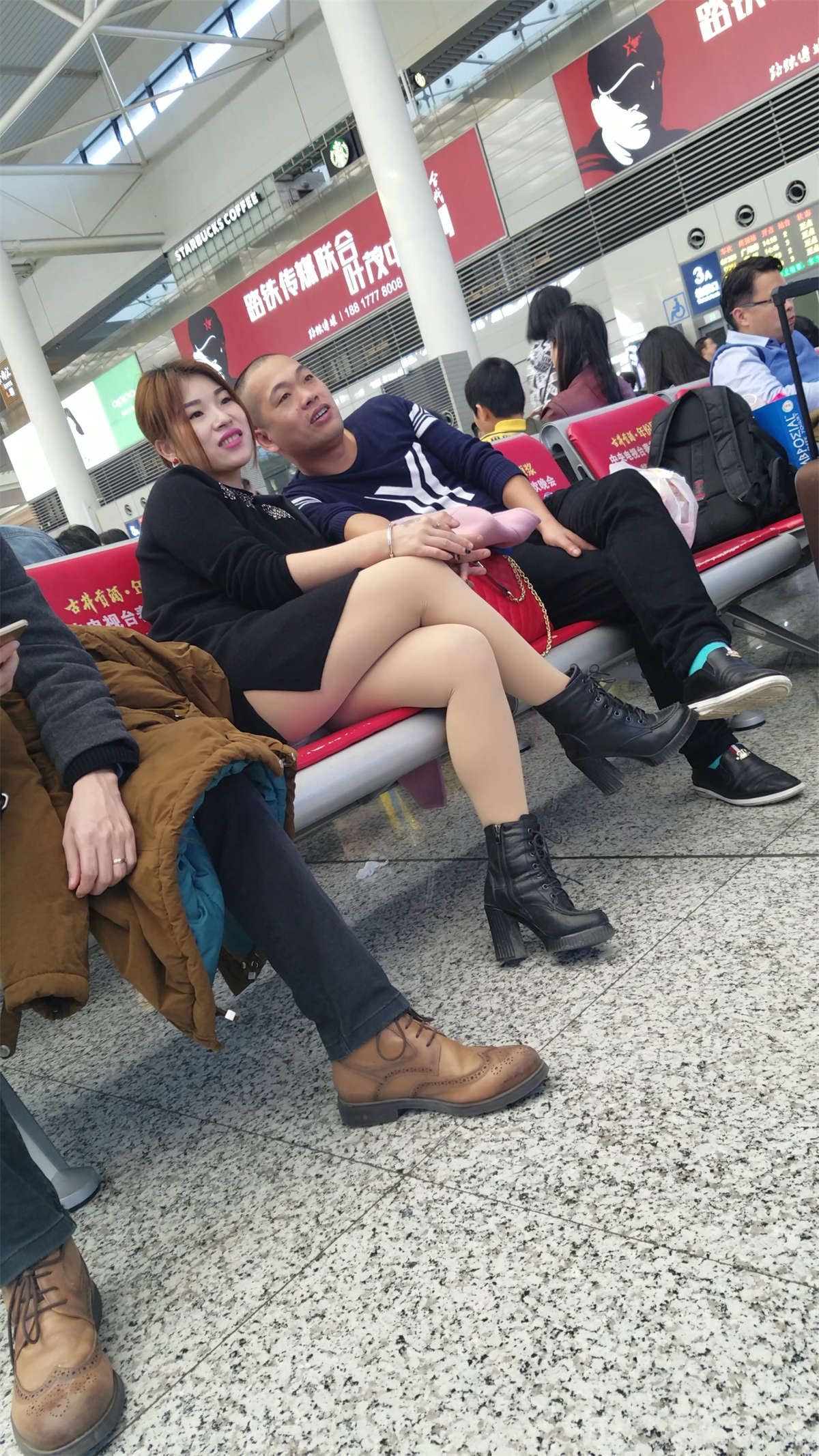 肉色丝袜高跟皮鞋少妇高铁站等车