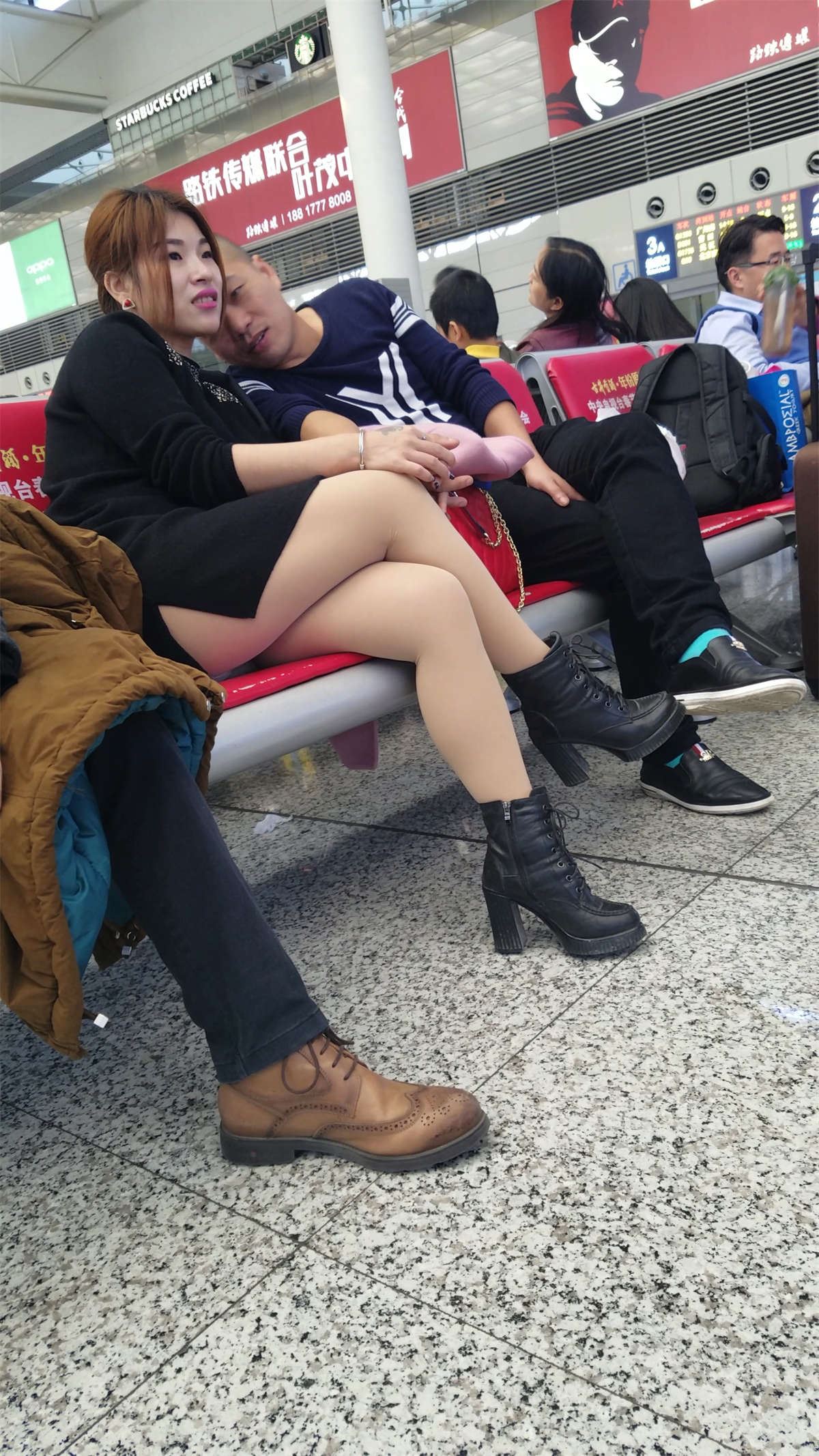 肉色丝袜高跟皮鞋少妇高铁站等车