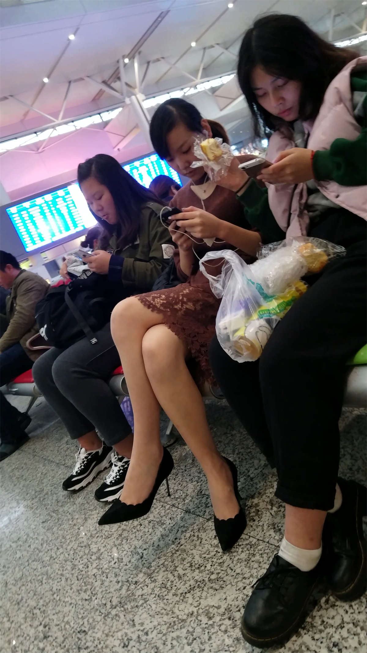 高铁站长椅候车的连衣长裙肉色丝袜高跟漂亮美女