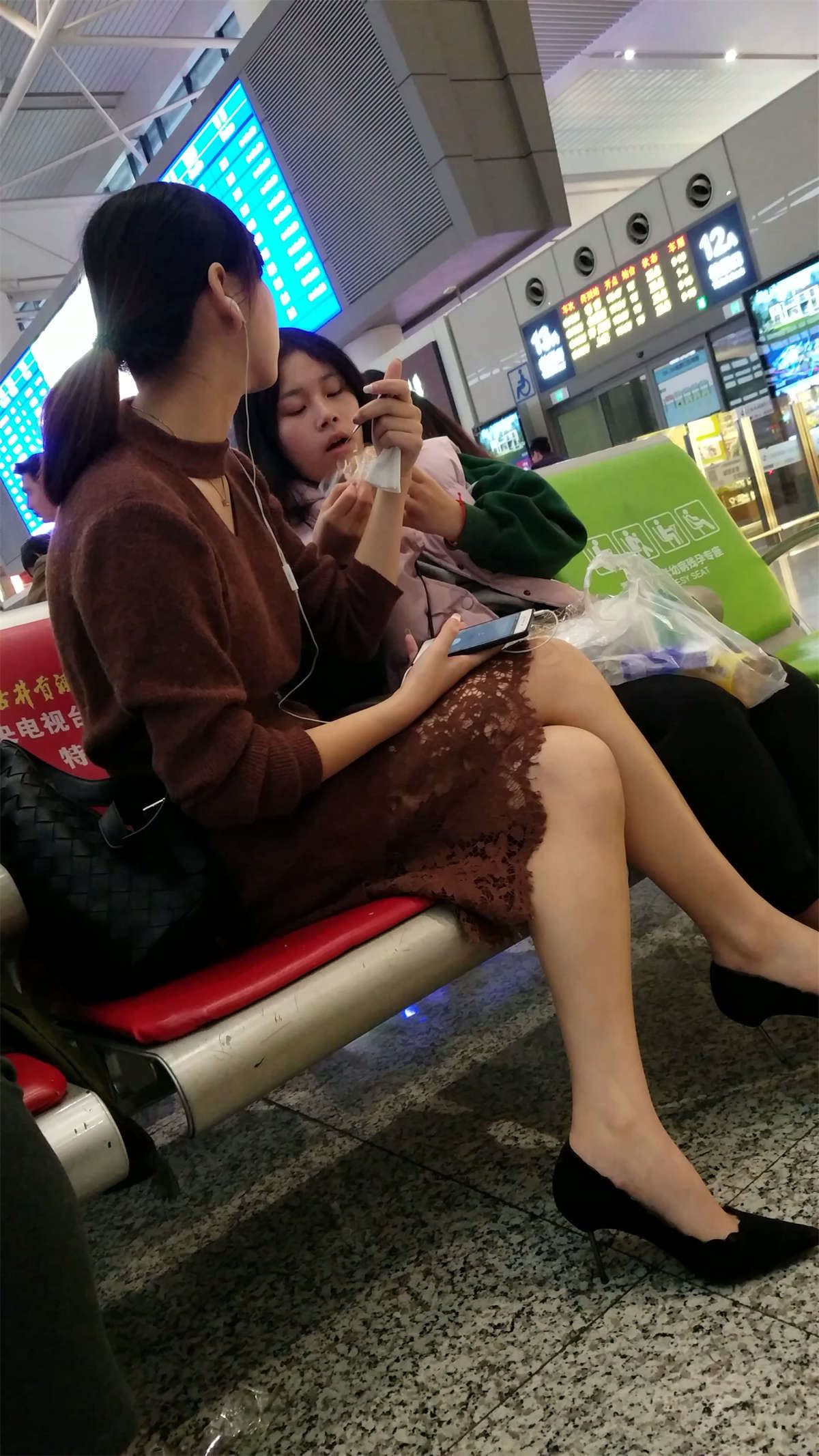 高铁站长椅候车的连衣长裙肉色丝袜高跟漂亮美女