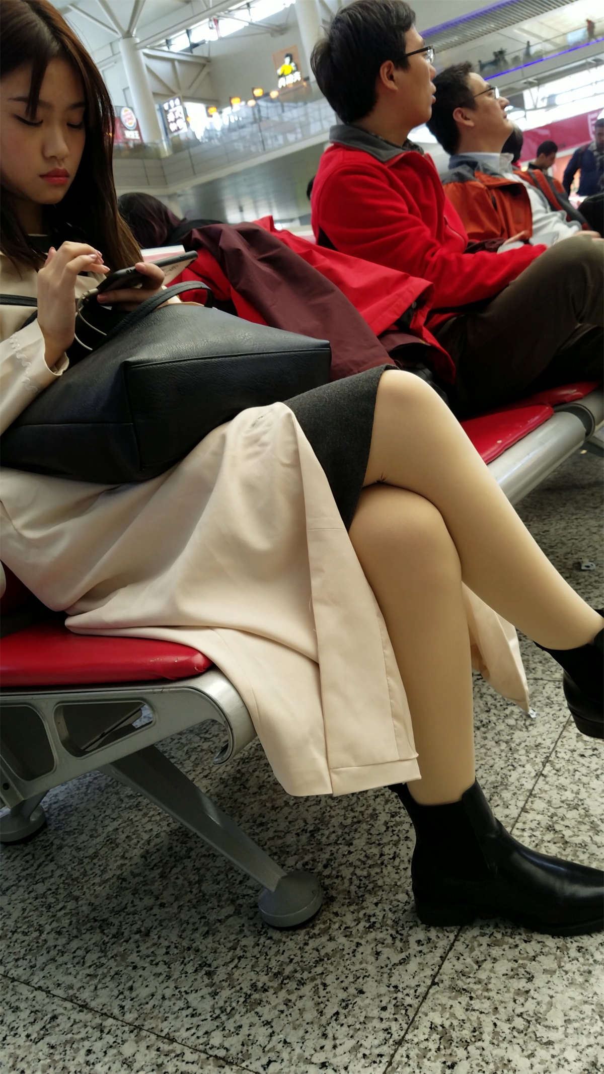高铁站候车的灰色短裙肉色丝袜高跟清纯美女