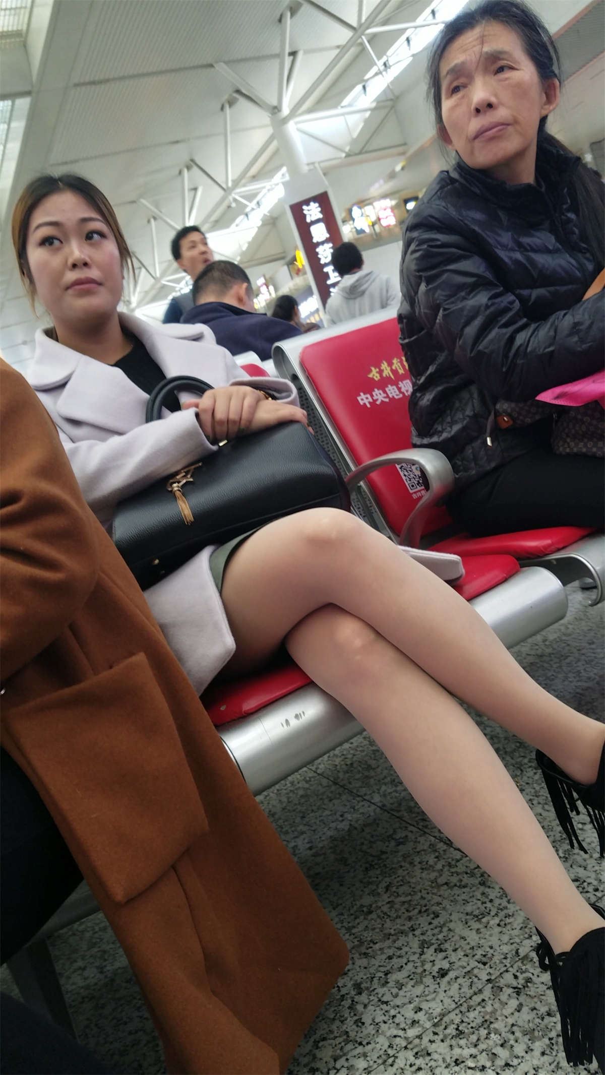 肉色丝袜白腿丰满少妇高铁站候车
