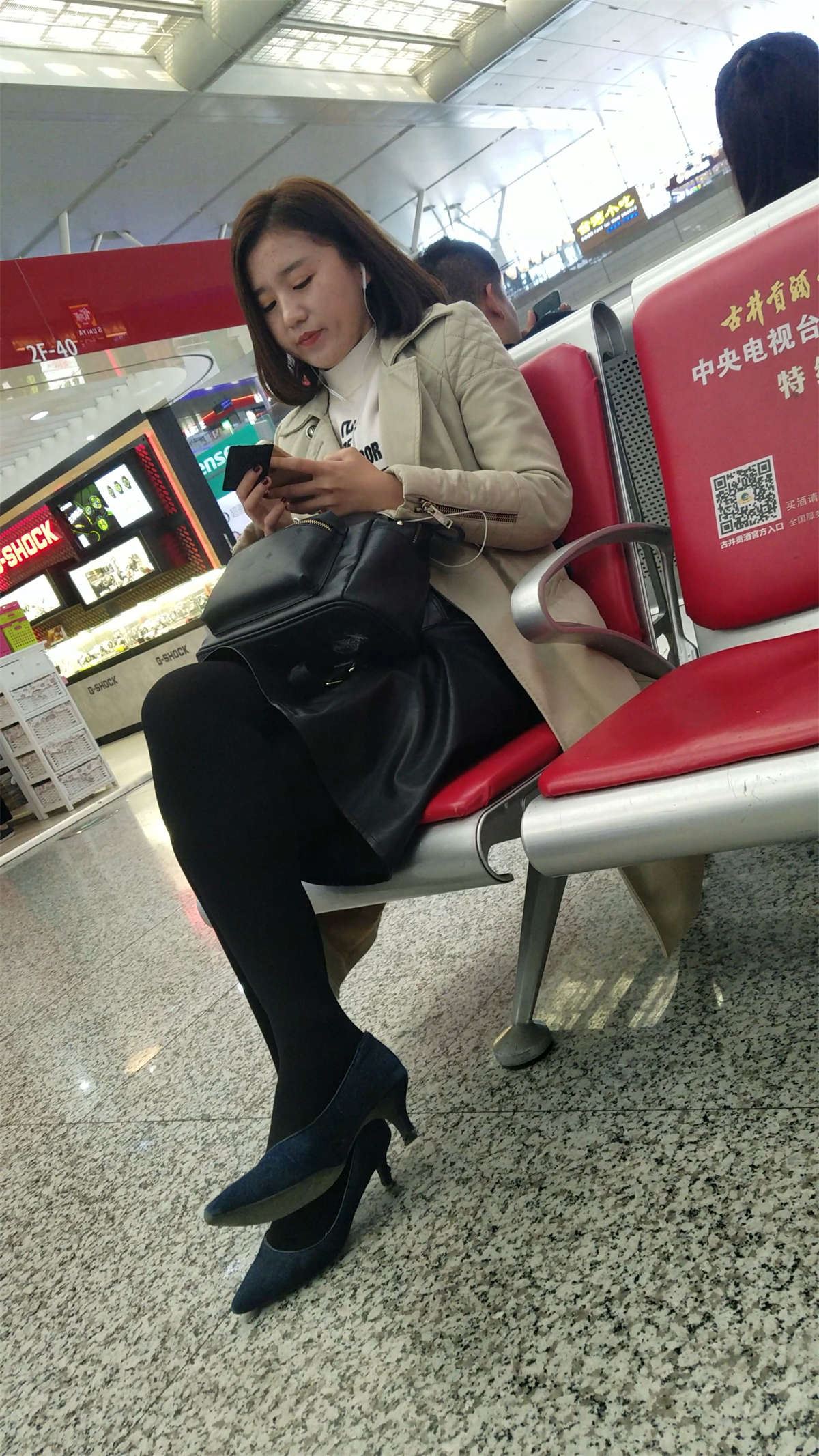 高铁站候车的黑色丝袜极品美腿蓝色高跟漂亮少妇