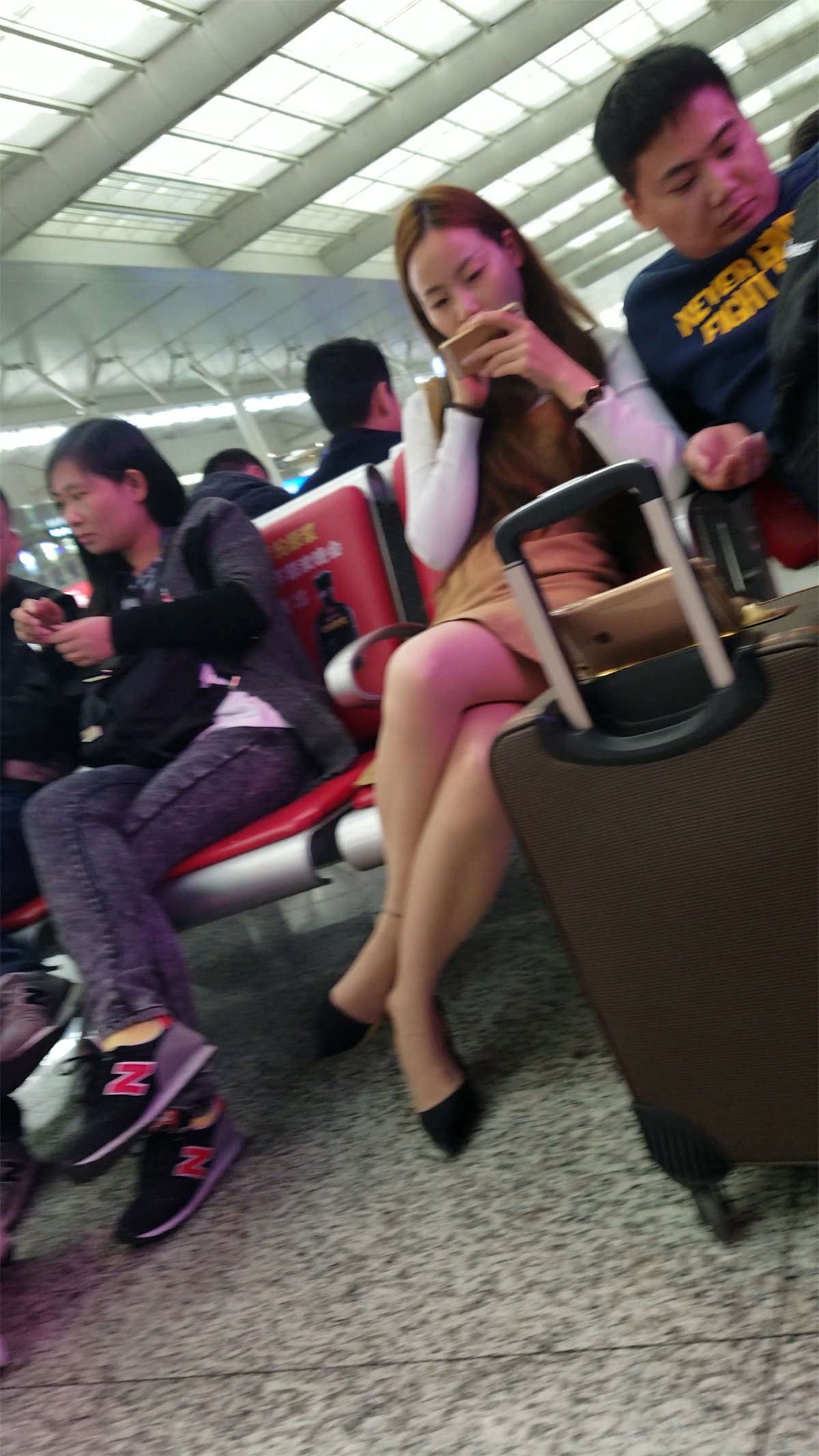 高铁站候车的肉色薄丝袜棕色连衣裙美腿美少妇