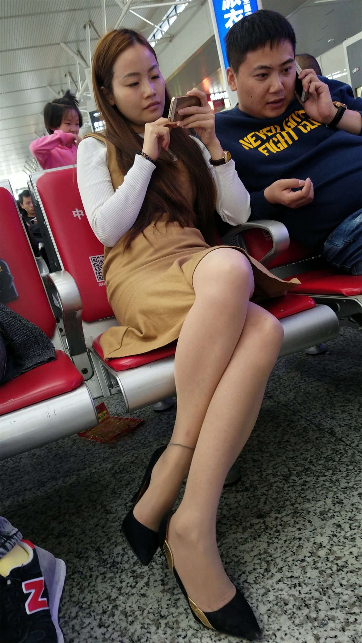 高铁站候车的肉色薄丝袜棕色连衣裙美腿美少妇