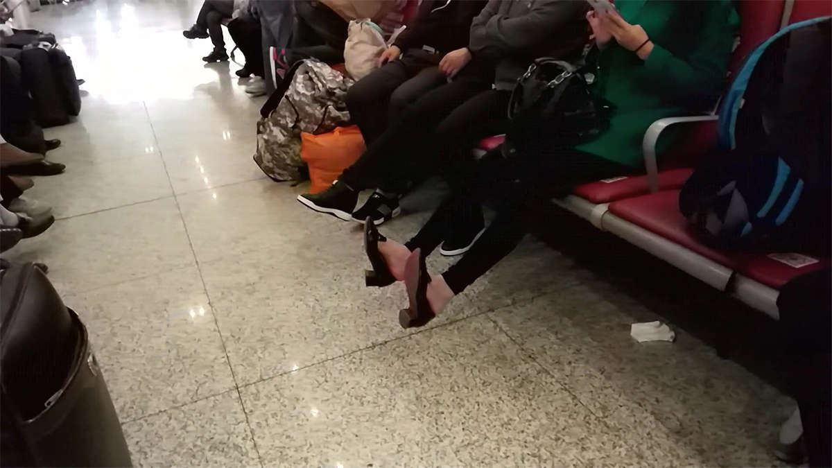 坐在椅子上玩鞋的小少妇