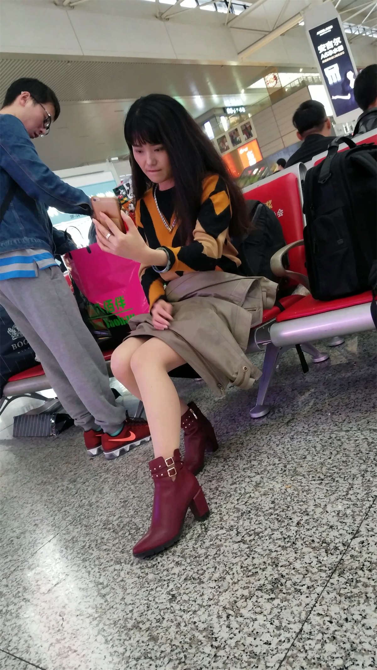 高铁站候车的肉色丝袜红色高跟漂亮美少妇玩自拍