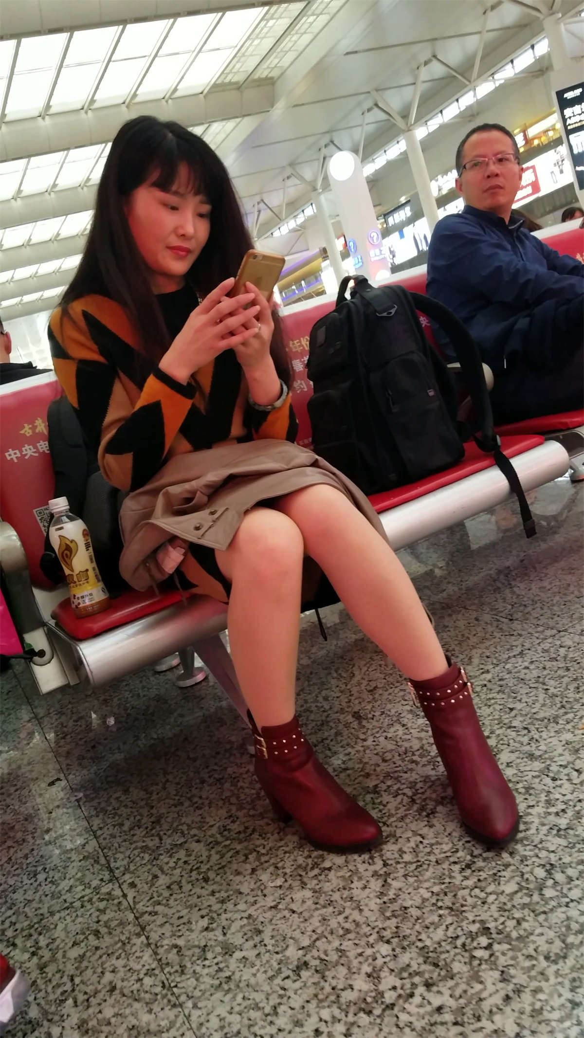高铁站候车的肉色丝袜红色高跟漂亮美少妇玩自拍