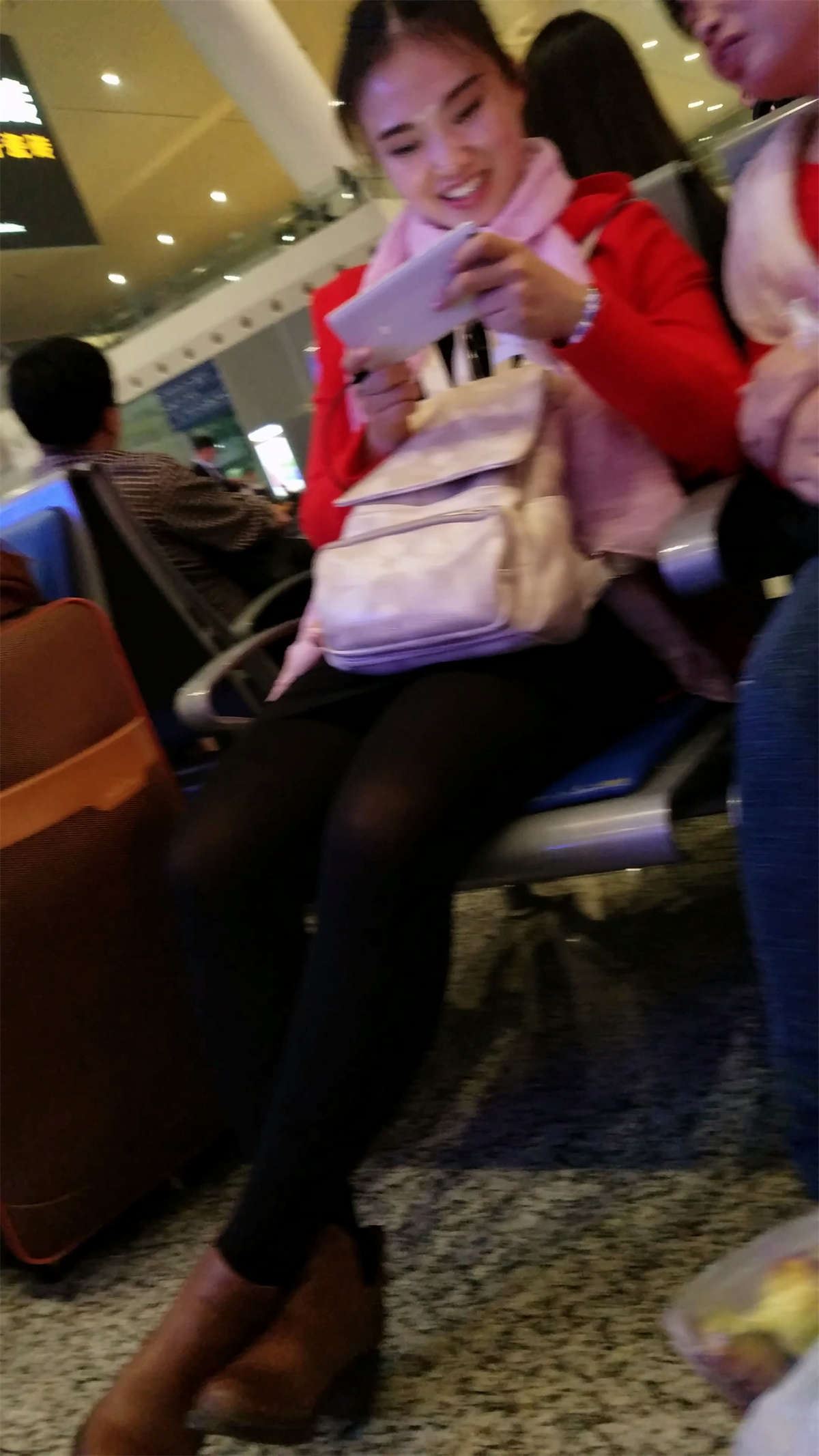 笑容迷人的黑色丝袜漂亮美女