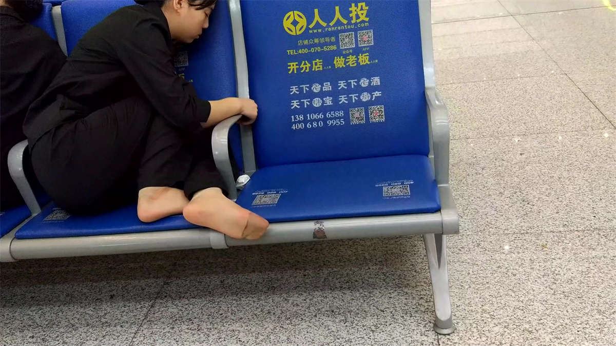 候车室正在座椅上休息的短丝餐厅服务员