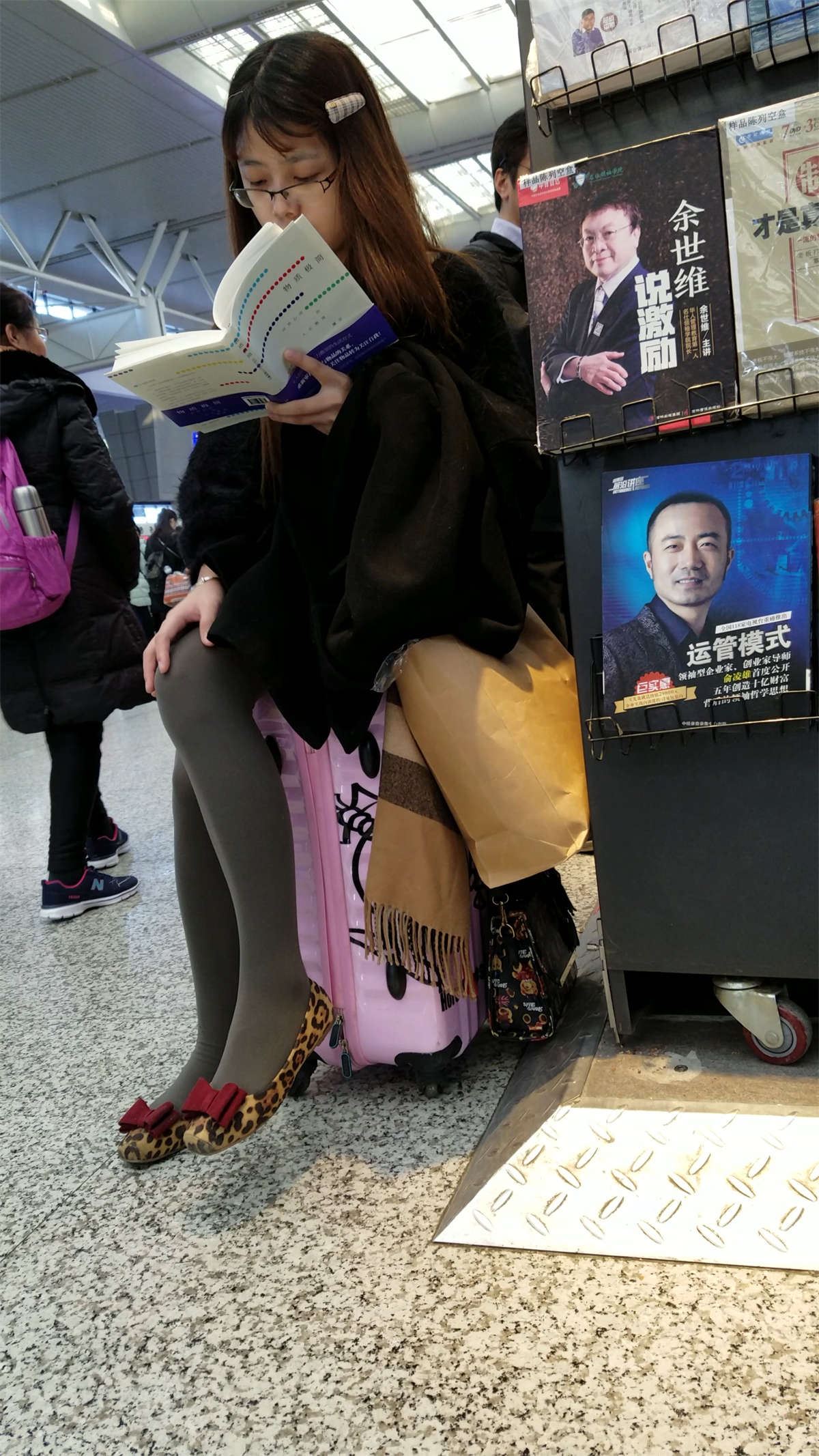 车站候车看书的豹纹高跟灰色丝袜美腿妹子