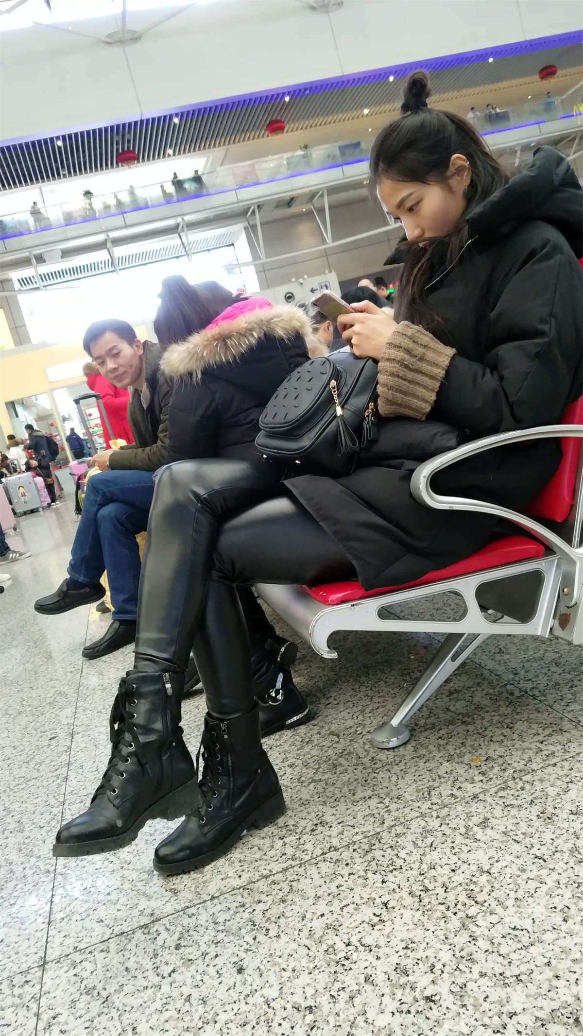火车站候车的黑色紧身皮裤极品长腿清纯漂亮妹子