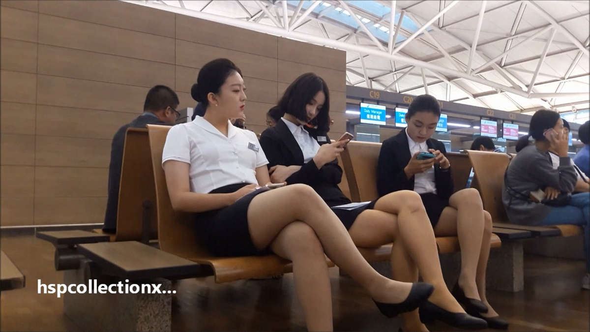 机场挑鞋的高颜值制服丝袜美女