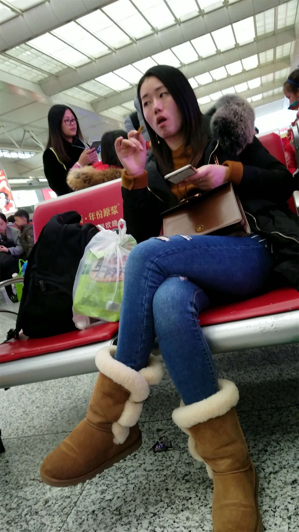 火车站候车的蓝色紧身牛仔裤妹子