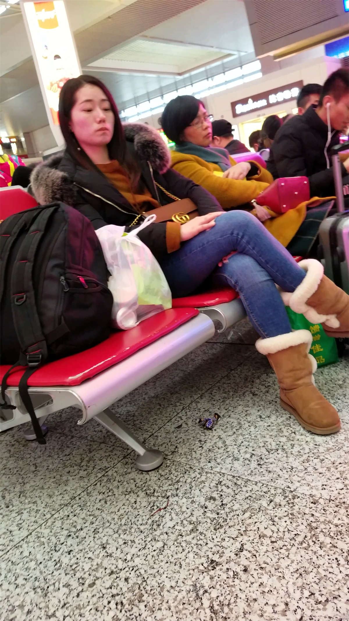 火车站候车的蓝色紧身牛仔裤妹子