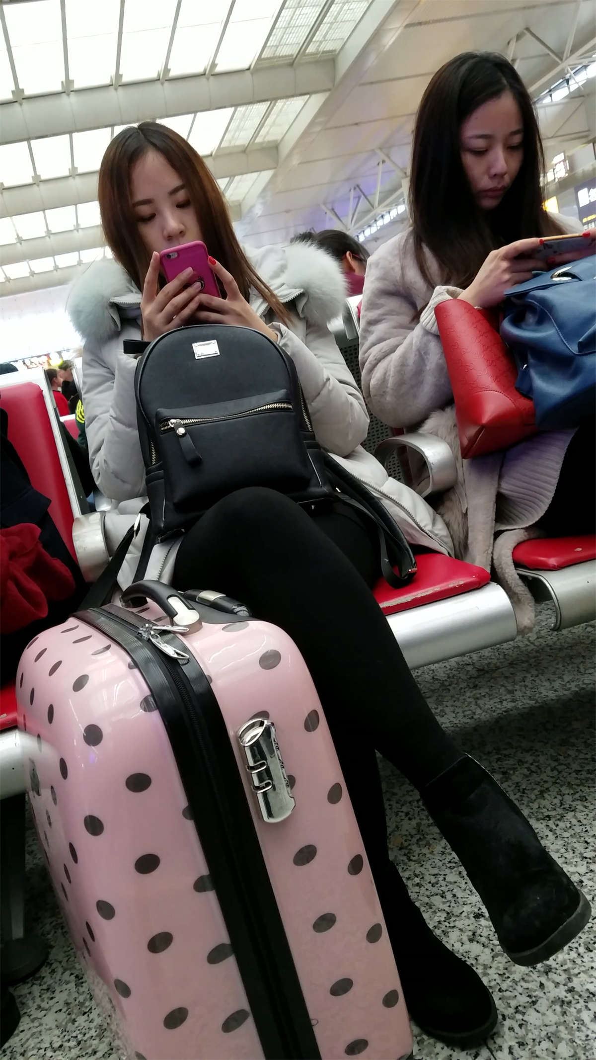 黑色打底丝袜包臀短裙细腿长发漂亮美女