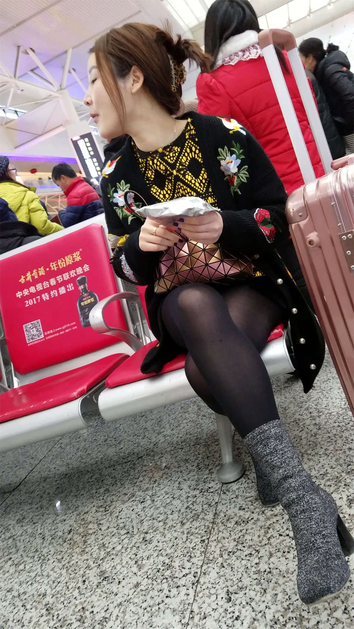 高铁站拍摄黑色丝袜包臀裙白肤妹子
