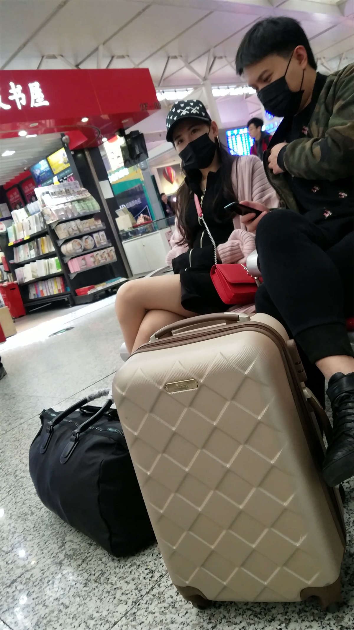 黑色前开叉连衣裙肉色丝袜极品身材口罩妹子